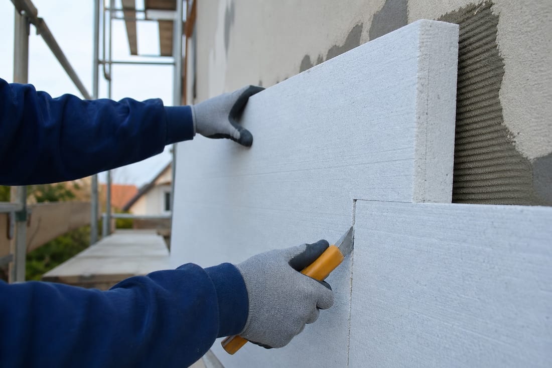 Exemple : pose de panneaux isolants en façade